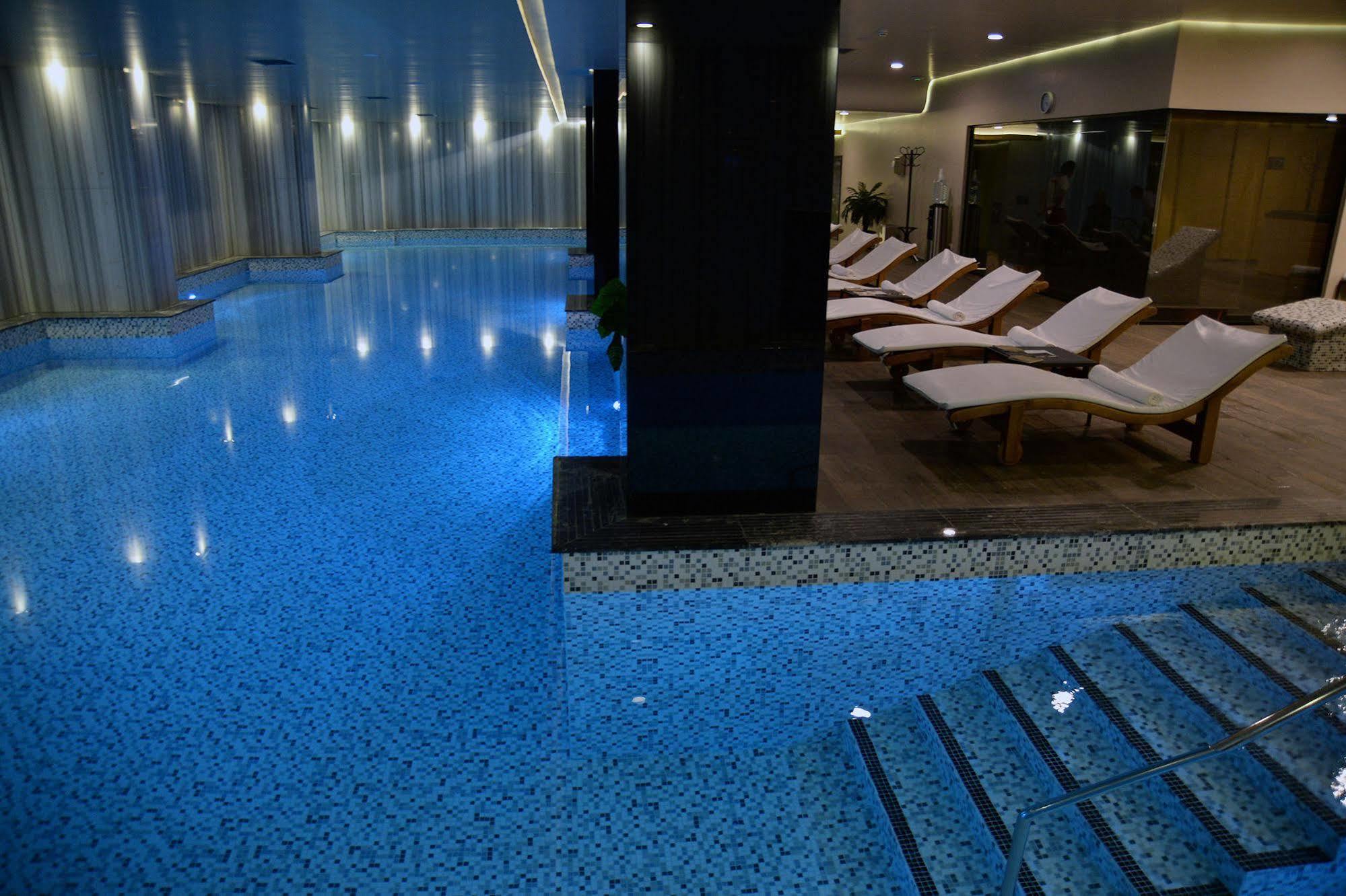 Hotel Russia Szkopje Kültér fotó