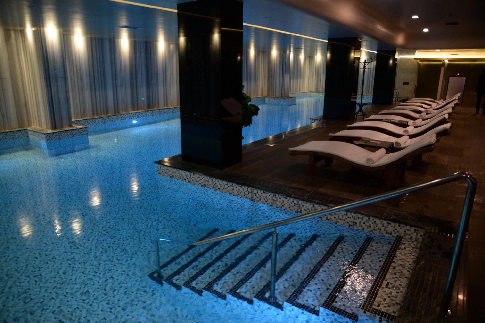 Hotel Russia Szkopje Kültér fotó