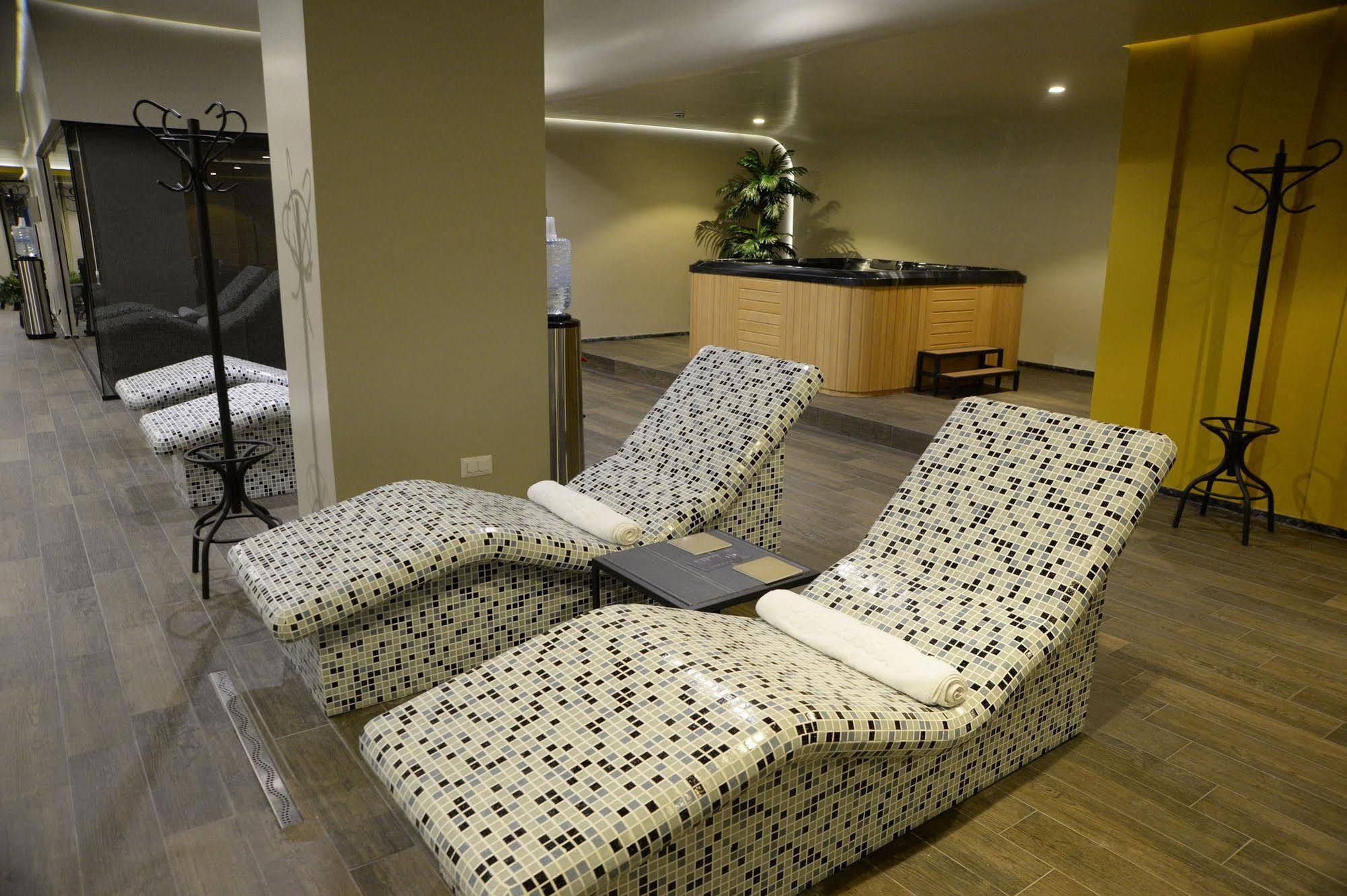 Hotel Russia Szkopje Kültér fotó